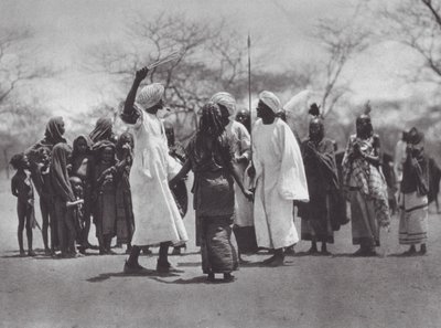 Afrika: Tanec Aulad Hamid (čb foto) od Hugo Adolf Bernatzik