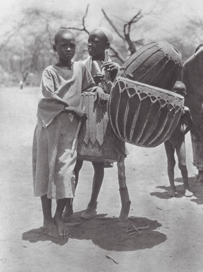 Afrika: Aulad Hamid bubnuje (čb foto) od Hugo Adolf Bernatzik
