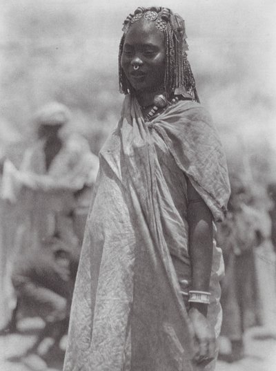 Afrika: Aulad Hamid stříbrný a jantarový ornament (čb foto) od Hugo Adolf Bernatzik