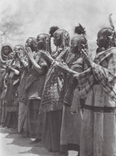 Afrika: Aulad Hamid ženy tleskající při tanci (čb foto) od Hugo Adolf Bernatzik