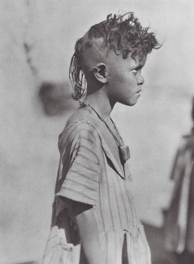 Afrika: Bisharinské dítě s amuletem (čb fotografie) od Hugo Adolf Bernatzik