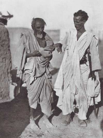 Afrika: Bisharinští muži, Núbijská poušť (čb fotografie) od Hugo Adolf Bernatzik
