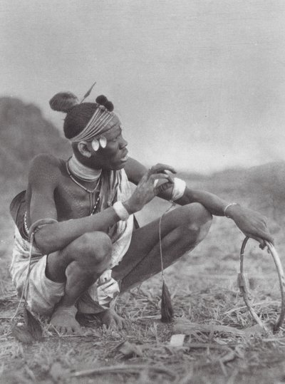 Afrika: Dinka ženich smlouvá o svatební ozdoby (čb foto) od Hugo Adolf Bernatzik