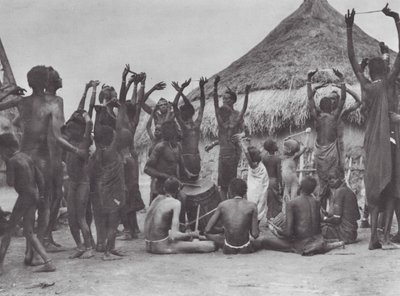 Afrika: Tanec krav Dinka (čb fotografie) od Hugo Adolf Bernatzik