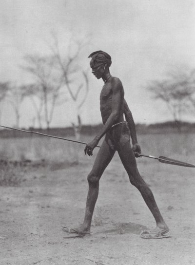 Afrika: Dinkský bojovník s kopím (čb fotografie) od Hugo Adolf Bernatzik