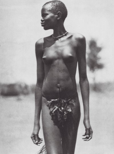 Afrika: Djurská dívka, Súdán (čb fotografie) od Hugo Adolf Bernatzik