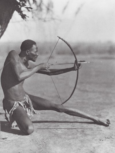 Afrika: Lukostřelec z východního Džuru (čb foto) od Hugo Adolf Bernatzik