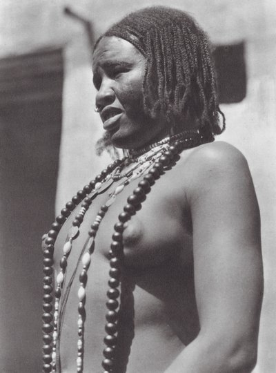 Afrika: Gawazi, profesionální tanečnice (čb fotografie) od Hugo Adolf Bernatzik