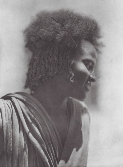 Afrika: mládež z Hadendoa, východní Súdán (čb fotografie) od Hugo Adolf Bernatzik