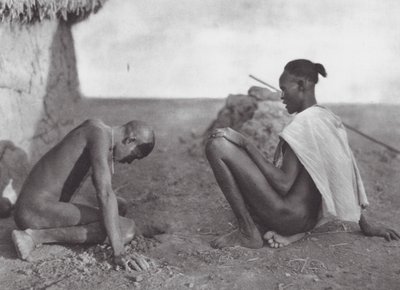 Afrika: Lékař krvácí pacientovi (čb fotografie) od Hugo Adolf Bernatzik
