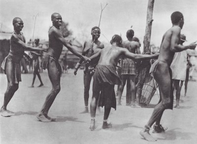 Afrika: Kruhový tanec Moru (čb fotografie) od Hugo Adolf Bernatzik