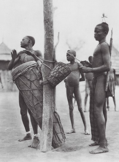 Afrika: Moruové hrající na bubny (čb foto) od Hugo Adolf Bernatzik