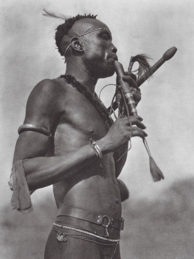 Afrika: Flétnistka z Niambary (čb fotografie) od Hugo Adolf Bernatzik