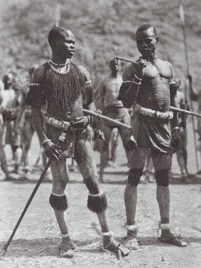 Afrika: Nubijští tanečníci s chřestítky (čb fotografie) od Hugo Adolf Bernatzik