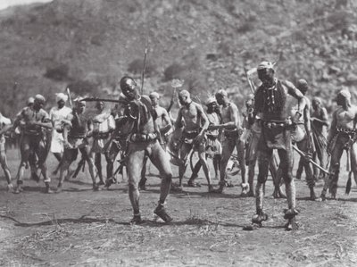 Afrika: Nubijský chřestivý tanec (čb foto) od Hugo Adolf Bernatzik