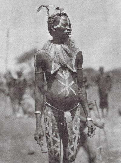 Afrika: Núbijská žena se sváteční ozdobou (čb fotografie) od Hugo Adolf Bernatzik