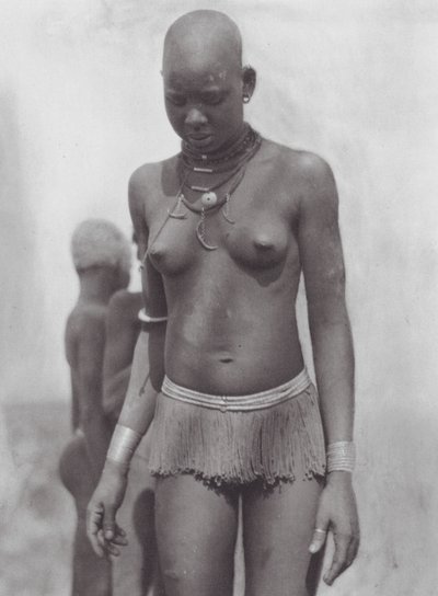 Afrika: Nuerská žena (čb fotografie) od Hugo Adolf Bernatzik