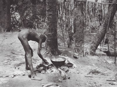 Afrika: Nuerové připravují krokodýlí maso (čb fotografie) od Hugo Adolf Bernatzik