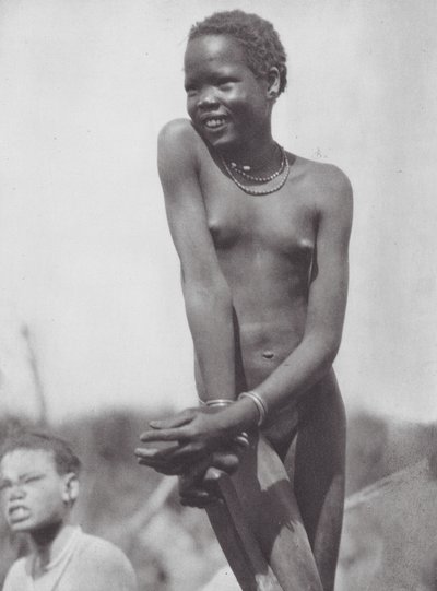 Afrika: Nuerská dívka (čb fotografie) od Hugo Adolf Bernatzik