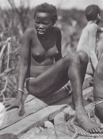 Afrika: Nuerská dívka na řece Bahr el Zeraf (čb fotografie) od Hugo Adolf Bernatzik