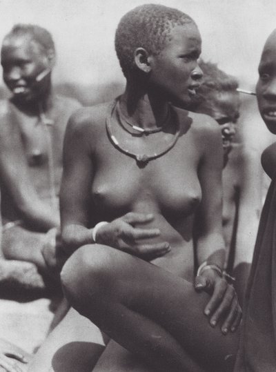 Afrika: Nuerská dívka s náhrdelníkem ze žirafích chlupů (čb fotografie) od Hugo Adolf Bernatzik