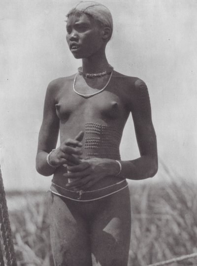 Afrika: Nuerská dívka s ornamentálními jizvami (čb fotografie) od Hugo Adolf Bernatzik