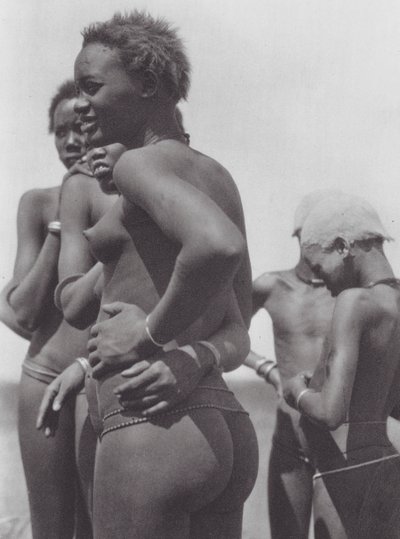 Afrika: Nuerské dívky a děti (čb fotografie) od Hugo Adolf Bernatzik