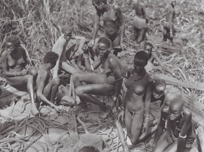 Afrika: Nuerské dívky na súdánské plachetnici (čb fotografie) od Hugo Adolf Bernatzik