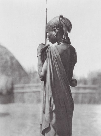 Afrika: Nuerové v šatech Shilluků (čb fotografie) od Hugo Adolf Bernatzik
