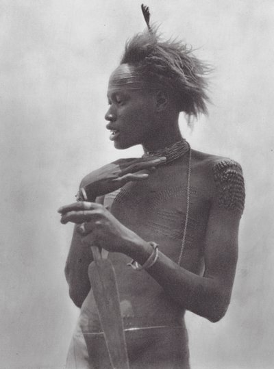 Afrika: Nuerský bojovník s kmenovým znakem na čele (čb fotografie) od Hugo Adolf Bernatzik