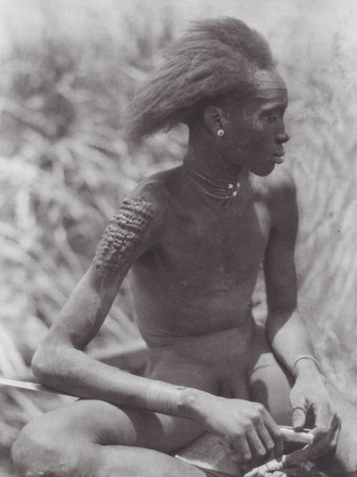 Afrika: Nuer s vlasy obarvenými na červeno (čb fotografie) od Hugo Adolf Bernatzik