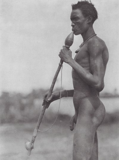 Afrika: Nuerizovaní Dinkaové na řece Bahr el Zeraf (čb fotografie) od Hugo Adolf Bernatzik