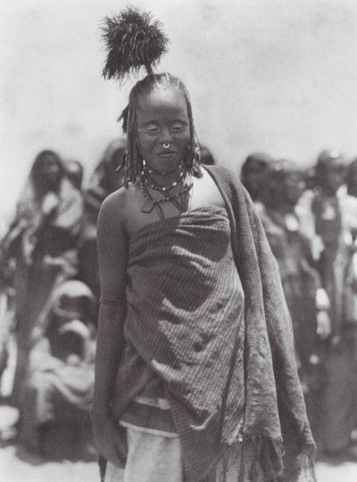 Afrika: Pštrosí péřová pokrývka hlavy, kterou nosí Aulad Hamidové (čb foto) od Hugo Adolf Bernatzik