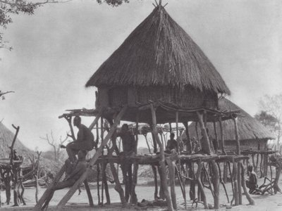 Afrika: Obydlí na hromadách ve východním Džuru (čb fotografie) od Hugo Adolf Bernatzik