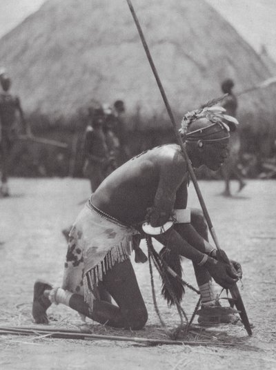Afrika: Šillukové ve svátečním oděvu (čb fotografie) od Hugo Adolf Bernatzik