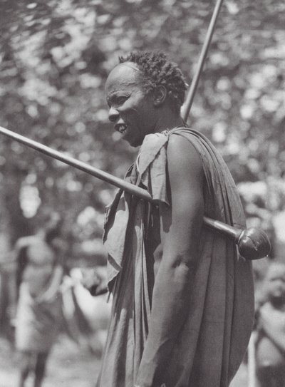 Afrika: Šillucký bojovník s kyjem (čb fotografie) od Hugo Adolf Bernatzik