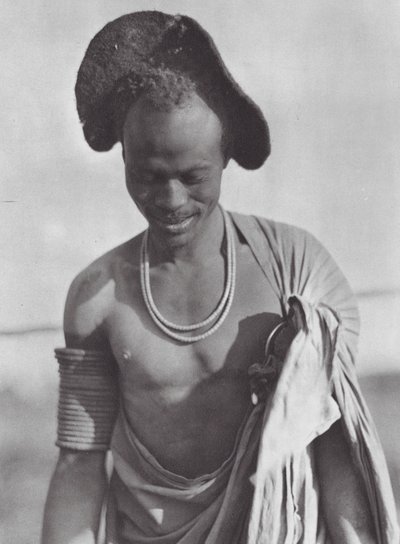 Afrika: Šillucký bojovník s kapucí (čb fotografie) od Hugo Adolf Bernatzik