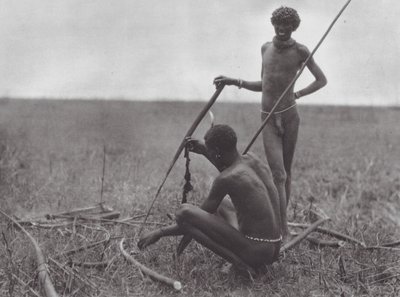 Afrika: Šillučtí bojovníci odpočívají (čb fotografie) od Hugo Adolf Bernatzik