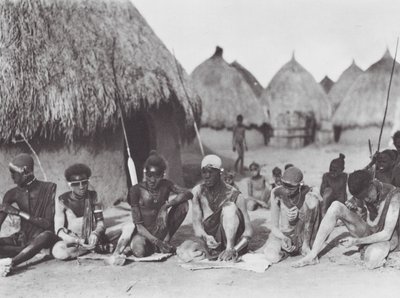 Afrika: Šillučtí bojovníci se potírají dřevěným popelem (čb fotografie) od Hugo Adolf Bernatzik