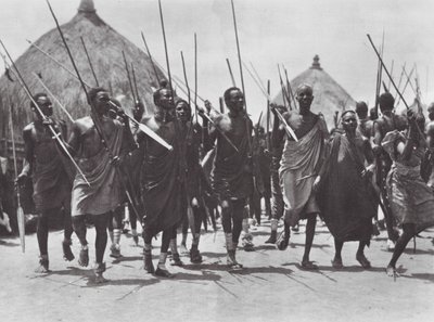 Afrika: Šillučtí bojovníci útočí na hrob náčelníka (čb fotografie) od Hugo Adolf Bernatzik