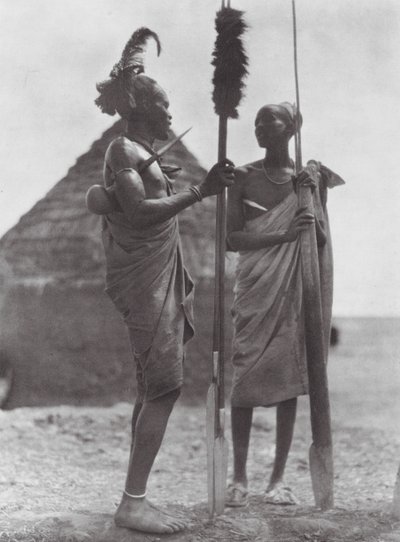 Afrika: Šillukové ve svátečním oblečení (čb foto) od Hugo Adolf Bernatzik