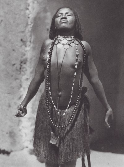Afrika: Súdánská břišní tanečnice (čb foto) od Hugo Adolf Bernatzik