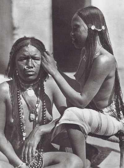Afrika: Súdánské ženy pletou vlasy (čb fotografie) od Hugo Adolf Bernatzik