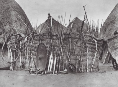 Afrika: Majetek zesnulého náčelníka Šilluků (čb fotografie) od Hugo Adolf Bernatzik