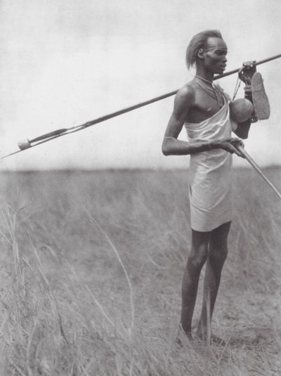 Afrika: Cestující dinkský válečník (čb fotografie) od Hugo Adolf Bernatzik