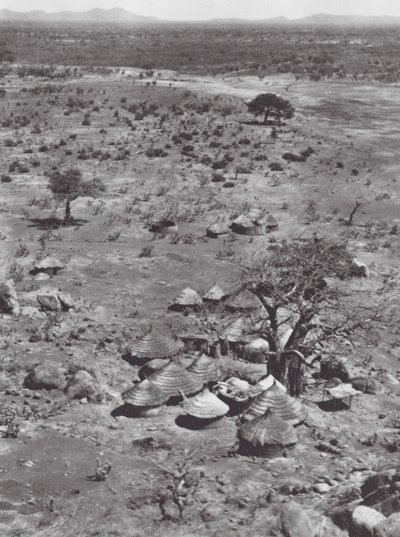 Afrika: Pohled na pláně z hory Talodi (čb fotografie) od Hugo Adolf Bernatzik