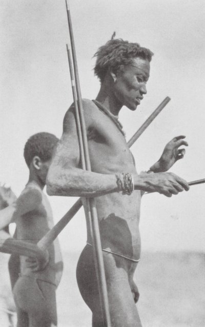 Nuerský muž (čb fotografie) od Hugo Adolf Bernatzik