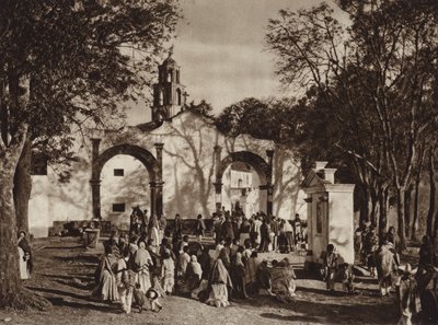 Mexiko: Amecameca, procesí před kaplí na Svaté hoře (čb fotografie) od Hugo Brehme