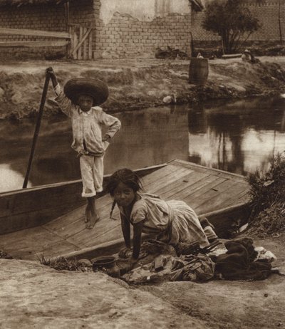 Mexiko: Ixtacalco, Indiánské děti perou prádlo, D F (čb fotografie) od Hugo Brehme