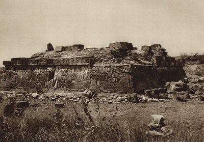 Mexiko: Pyramida v Xochicalcu, před restaurováním (čb fotografie) od Hugo Brehme